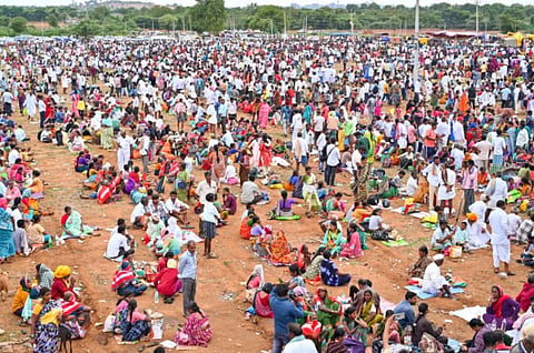 ಕೊಪ್ಪಳ ತಾಲೂಕಿನ ಕುಟಗನಳ್ಳಿ ಗ್ರಾಮದಲ್ಲಿ ಸೋಮವಾರ ಸಾವಿರಾರು ಜನರು ಅಸ್ತಮಾ ರೋಗಕ್ಕೆ ಸಾಮೂಹಿಕ ಔಷಧ ಸೇವನೆ ಮಾಡಿದರು. 