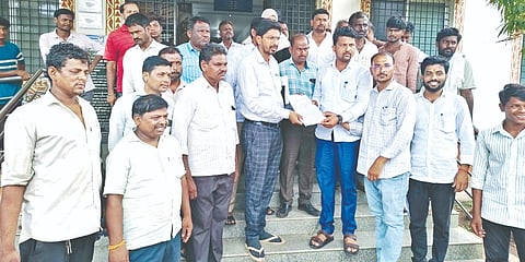 ಆಳಂದ ತಾಲೂಕಿನ ಭೂಸನೂರ ಪಿಎಚ್​ಸಿ ವೈದ್ಯಾಧಿಕಾರಿಗಳು ಮತ್ತು ಸಿಬ್ಬಂದಿ ರ್ನಿಲಕ್ಷ$್ಯದಿಂದ ಶಿಶು(ಮಗು) ಸಾವನ್ನಪ್ಪಿದ ಹಿನ್ನೆಲೆಯಲ್ಲಿ ಸಂಬಂಧಿಕರು ಪ್ರತಿಭಟನೆ ನಡೆಸಿ ಪ್ರಭಾರಿ ಟಿಎಚ್​ಒ ಡಾ.ಉಸ್ಮಾನ್​ ಸುತಾರ ಅವರಿಗೆ ಮನವಿಪತ್ರ ಸಲ್ಲಿಸಿದರು. ಮುತ್ತಣ್ಣ ಬೀಳಗಿ, ಶಾಂತಪ್ಪ ಮೈನಾಳ, ಗುಂಡಪ್ಪ ಪೂಜಾರಿ, ಮಲ್ಲಿನಾಥ ಅರಳಗುಂಡಗಿ ಇತರರಿದ್ದರು.