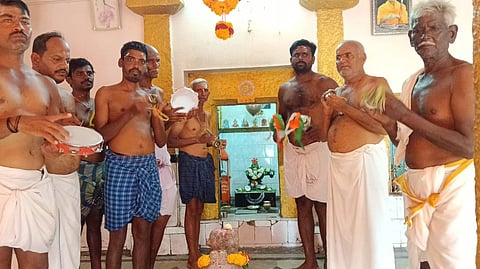ತಾಲೂಕಿನ ಮುದ್ದಾಬಳ್ಳಿ ಗ್ರಾಮಸ್ಥರು ಮಳೆಗಾಗಿ ತಾಳ ಹಿಡಿದು ಭಜನೆ ಮಾಡುತ್ತ ಈಶ್ವರನಿಗೆ ಪ್ರಾರ್ಥನೆ ಸಲ್ಲಿಸುತ್ತಿರುವ ಭಕ್ತರು.