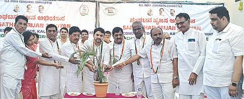 ಚಿಂಚೋಳಿಯಲ್ಲಿ ಹಮ್ಮಿಕೊಂಡಿದ್ದ ಸಂಟನ ಸೃಜನ್​ ಅಭಿಯಾನಕ್ಕೆ ಮಹಾರಾಷ್ಟ್ರದ ಶಾಸಕ ವಿಶ್ವಜಿತ್​ ಕದಂ ಚಾಲನೆ ನೀಡಿದರು. ಸುಭಾಷ ರಾಠೋಡ್​, ಜಗದೇವ ಗುತ್ತೇದಾರ್​, ಅರವಿಂದ ಅರಳಿ, ಶಂಕರ ದೊಡ್ಡಿ, ಅಕ್ಕಮಹಾದೇವಿ ಪಾಟೀಲ್​ ಇತರರಿದ್ದರು.