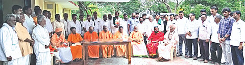 ಕಾಳಗಿಯಲ್ಲಿ ಹಮ್ಮಿಕೊಂಡಿರುವ ಪೂರ್ವಭಾವಿ ಸಭೆಯಲ್ಲಿ ಶ್ರೀ ಚಿಕ್ಕಗುರುನಂಜೇಶ್ವರ ಸ್ವಾಮೀಜಿ, ಶ್ರೀ ನೀಲಕಂಠ ಮರಿದೇವರು, ಶಾಂತಸೋಮನಾಥ ಶ್ರೀ, ಚನ್ನರುದ್ರಮುನಿ ಶ್ರೀ, ಸಿದ್ಧಲಿಂಗ ಶ್ರೀ, ಏಕನಾಥ ಮಹಾರಾಜ, ರೇವಣಸಿದ್ಧ ಶ್ರೀ, ಶ್ರೀ ಪ್ರಶಾಂತ ದೇವರು ಇತರರಿದ್ದರು.