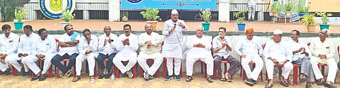 ಆಳಂದನಲ್ಲಿ ಹಮ್ಮಿಕೊಂಡಿದ್ದ ಅಭಿಮಾನಿಗಳು ಹಾಗೂ ಕಾರ್ಯಕರ್ತರ ಸಭೆಯಲ್ಲಿ ಶಾಸಕ ಬಿ.ಆರ್​.ಪಾಟೀಲ್​ ಮಾತನಾಡಿದರು. ಶಿವಪುತ್ರಪ್ಪ ಪಾಟೀಲ್​, ಮಜರ್​ ಹುಸೇನಿ, ಶರಣಬಸಪ್ಪ ಭೂಸನೂರ, ಪ್ರತಾಪ ಕುಲಕರ್ಣಿ, ಈರಣ್ಣ ಝಳಕಿ ಇತರರಿದ್ದರು.