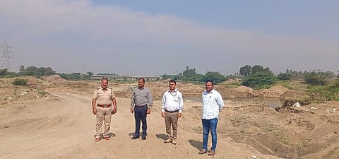 ಕೊಪ್ಪಳ ತಾಲೂಕಿನ ಹಿರೇಹಳ್ಳ ಬಳಿ ಸೋಮವಾರ ಮರಳುಗಾರಿಕೆ ನಡೆವ ಪ್ರದೇಶಕ್ಕೆ ಭೇಟಿ ನೀಡಿ ಪರಿಶೀಲಿಸಿದ ಅಧಿಕಾರಿಗಳ ತಂಡ