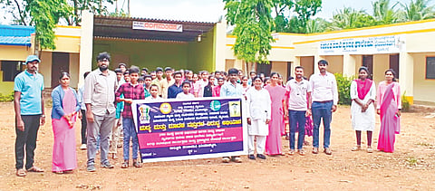 ಬೆಟ್ಟದಪುರ ಸಮೀಪದ ಕಣಗಾಲು ಗ್ರಾಮದ ಸರ್ಕಾರಿ ಪ್ರೌಢಶಾಲೆಯಲ್ಲಿ ಪ್ರಾಥಮಿಕ ಆರೋಗ್ಯ ಕೇಂದ್ರದ ವತಿಯಿಂದ ಮದ್ಯ ಮತ್ತು ಮಾದಕ ವಸ್ತುಗಳ ವಿರುದ್ಧ ಜಾಗೃತಿ ಅಭಿಯಾನವನ್ನು ಏರ್ಪಡಿಸಲಾಗಿತ್ತು.