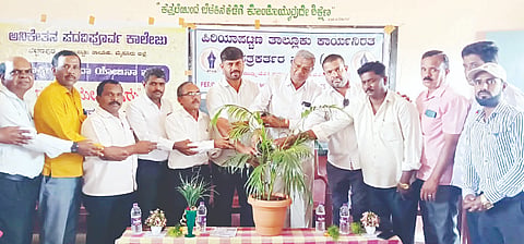 ಬೆಟ್ಟದಪುರ ಸಮೀಪದ ಅನಿಕೇತನ ಪದವಿಪೂರ್ವ ಕಾಲೇಜಿನಲ್ಲಿ ಪಿರಿಯಾಪಟ್ಟಣ ತಾಲೂಕು ಕಾರ್ಯನಿರತ ಪತ್ರಕರ್ತರ ಸಂಘದ ಸಹಯೋಗದೊಂದಿಗೆ ಆಯೋಜಿಸಿದ ಚರ್ಚಾ ಸ್ಪರ್ಧೆಯನ್ನು ಗಣ್ಯರು ಉದ್ಘಾಟಿಸಿದರು.