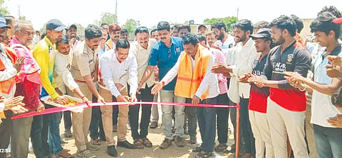 ಚಿಂಚೋಳಿ ಮತೇತ್ರದ ಗಡಿಕೇಶ್ವಾರದಲ್ಲಿ ಹಮ್ಮಿಕೊಂಡ ಜಿಪಿಎಲ್​ ಕ್ರಿಕೆಟ್​ ಟೂರ್ನಿಗೆ ಸಿಪಿಐ ಭೀಮಾಶಂಕರ ಯಲ್ಮಡಗಿ ಬುಧವಾರ ಚಾಲನೆ ನೀಡಿದರು. ಪಿಎಸ್​ಐ ಅಮರ ಕುಲಕರ್ಣಿ, ವಿಜಯಕುಮಾರ ಕೊರವಾರ, ಸಿದ್ದು ಮುಕರಂಬಿ, ವೀರೇಶ ರೆಮ್ಮಣ್ಣಿ, ಅಜಯ, ಆರೀಫ್​, ರಬ್ಬಾನಿ ಇತರರಿದ್ದರು.