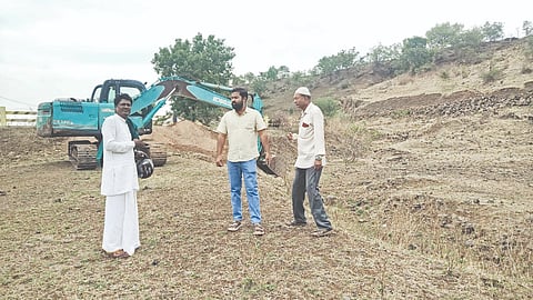ಚಿಂಚೋಳಿ ತಾಲೂಕಿನ ಚನ್ನೂರ ಹತ್ತಿರದ ಜಲಾಶಯ ಬಳಿ ಜೆಸಿಬಿ ಯಂತ್ರ, ಮರಳು ಇತ್ಯಾದಿ ಸಾಮಗ್ರಿ ಸಂಗ್ರಹಿಸಿಟ್ಟಿರುವುದು.