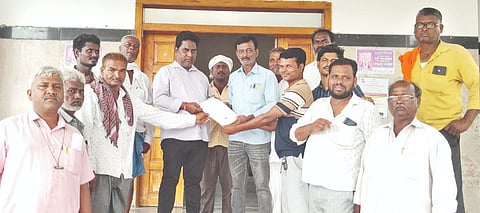 ಕಾಳಸಂತೆಯಲ್ಲಿ ರಸಗೊಬ್ಬರ ಮಾರಾಟ ತಡೆಗಟ್ಟಿ ಸರ್ಕಾರ ನಿಗದಿಪಡಿಸಿದ ದರದಲ್ಲಿ ರೈತರಿಗೆ ವಿತರಿಸಬೇಕೆಂದು ಒತ್ತಾಯಿಸಿ ಕರವೇ ಕಾರ್ಯಕರ್ತರು, ರೈತರು ಚಿತ್ತಾಪುರದಲ್ಲಿ ಸೋಮವಾರ ಗ್ರೇಡ್​-2 ತಹಸೀಲ್ದಾರ್​ಗೆ ಮನವಿಪತ್ರ ಸಲ್ಲಿಸಿದರು.