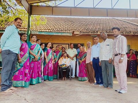 ನಗರದ ವಿದ್ಯಾದಾನ ಸಮಿತಿಯಲ್ಲಿ ಏರ್ಪಡಿಸಿದ್ದ ಎಸೆಸೆಲ್ಸಿ ವಿದ್ಯಾಥಿರ್ನಿಯ ಬಿಳ್ಕೊಡುಗೆ ಕಾರ್ಯಕ್ರಮದಲ್ಲಿ ಆರ್​.ಆರ್​. ಜಾಲಿಹಾಳ ಅವರನ್ನು ಸನ್ಮಾನಿಸಲಾಯಿತು.  ಆರ್​.ಎಂ. ಪಟ್ಟಣಶೆಟ್ಟಿ, ವಿ. ಕೆ. ಪುರಾಣಿಕ ಇತರರು ಇದ್ದರು.