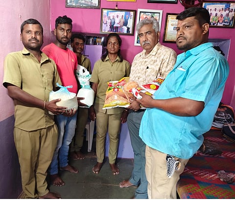  ಗದಗ ನಗರದ ಪ್ರಥಮ ಆಟೋ ಚಾಲಕಿ ರಾಖಾ ಅವರ ಮನೆಗೆ ಭೇಟಿ ನೀಡಿ ದಿನಸಿ ಕಿಟ್​ ವಿತರಿಸಲಾಯಿತು. ವೆಂಕನಗೌಡ ಗೋವಿಂದಗೌಡ್ರ, ರವಿ ಕರಬಸಣ್ಣವರ, ಅಮರೇಶ  ಅಂಗಡಿ, ಯಲ್ಲಪ್ಪ ಹೊಂಬಾಳ, ಕುಮಾರ ಜಗಳೂರು, ಮಂಜುನಾಥ ಮಟ್ಟಿ, ಚಂದ್ರುಗೌಡ ಸಂಕನಗೌಡ್ರ, ಈಶ್ವರ  ಗುಡಿಮನಿ, ಶ್ರೀನಿವಾಸ ಖೋಡೆ, ಪ್ರವಿಣ ಛಲವಾದಿ ಸೇರಿದಂತೆ ಇತರರು ಇದ್ದರು.  