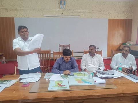 ಜಿಲ್ಲೆಯ ಶಿರಹಟ್ಟಿ ಪಟ್ಟಣದ ತಹಸೀಲ್ದಾರ ಕಚೇರಿಯಲ್ಲಿ ಅರಣ್ಯ ಸಾಗುವಳಿ ರೈತರಿಗೆ ಒಂದು ದಿನದ ತರಬೇತಿ ಕಾರ್ಯಾಗಾರ ಜರುಗಿತು. ರವಿಕಾಂತ ಅಂಗಡಿ, ಡಾ. ನಂದಾ ಹಣಬರಟ್ಟಿ, ಉದಯಕುಮಾರ ಯಲಿವಾಲ, ಎನ್​.ಟಿ. ಪೂಜಾರ ಇತರರು ಇದ್ದರು.