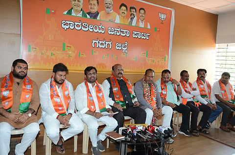  ಎಸ್ಸಿ ಎಸ್ಟಿ ಒಳಮೀಸಲಾತಿ ಅನ್ಯಾಯ ಕಂಡಿಸಿ ಮಾಜಿ ಸಂಸದ ಉಮೇಶ ಜಾಧವ ಸುದ್ದಿಗೋಷ್ಟಿ ನಡೆಸಿದರು. ಪ್ರಭು ಚವ್ಹಾಣ, ಚಂದ್ರು ಲಮಾಣಿ, ಭೀಮಸಿಂಗ ರಾಥೋಡ ಇತರರು ಇದ್ದರು. -