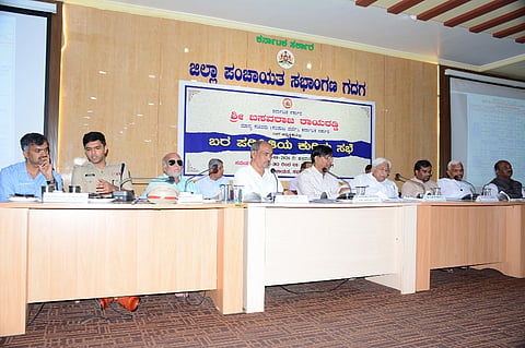 ಜಿಲ್ಲಾಡಳಿತ ಭವನದಲ್ಲಿ ಸಚಿವ ಬಸವರಾಜ ರಾಯರಡ್ಡಿ ಅಧ್ಯಕ್ಷತೆಯಲ್ಲಿ ಬರ ಕುರಿತು ಸಭೆ ಜರುಗಿತು. ಎಚ್​.ಕೆ. ಪಾಟೀಲ. ಚಂದ್ರು ಲಮಾಣೀ, ಬಸನಗೌಡ ಕೋಟೂರ, ಚೇತನಾ ಪಾಟೀಲ, ಪಿ. ಎಸ್​. ಪಾಟೀಲ ಹಲವರು ಇದ್ದರು.