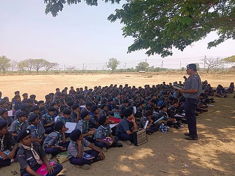 ಗದಗ ಎಸ್​. ಎಂ. ಕೃಷ್ಣ ನಗರದ ರೋಟರಿ ಪ್ರಾಥಮಿಕ ಮತ್ತು ಪ್ರೌಢ ಆಂಗ್ಲ ಮಾಧ್ಯಮ ಶಾಲೆಯಲ್ಲಿ  ಮಕ್ಕಳಿಗಾಗಿ ಜಿಲ್ಲಾ ಪುರಸ್ಕಾರ ಶಿಬಿರ ಜರುಗಿತು. ಹನುಮಾನಸಿಂಗ್​ ಬ್ಯಾಳಿ, ಆರ್​. ಎಸ್​. ಬುರಡಿ, ಶಂಕರ ಹಡಗಲಿ ಇತರರು ಇದ್ದರು.