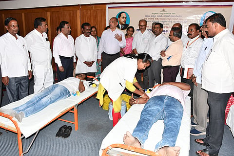 ಗದಗ ಜಿಲ್ಲಾಡಳಿತ ಭವನದಲ್ಲಿ ಅಬೇಂಡ್ಕರ ಜಯಂತಿ ನಿಮಿತ್ಯ ರಕ್ತದಾನ ಶಿಬಿರ ಜರುಗಿತು. ಸಿ.ಎನ್​. ಶ್ರೀಧರ, ಡಾ. ದುರಗೇಶ್​ ಕೆ.ಆರ್​, ಗಂಗಪ್ಪ ಎಂ, ಶ್ರೀನಿವಾಸ ಮೂತಿರ್ ಕುಲಕಣಿರ್, ಡಾ. ಎಸ್​. ಎಸ್​. ನೀಲಗುಂದ, ಡಾ. ನಂದಾ ಹಣಬರಟ್ಟಿ, ಆರ್​. ಎಸ್​. ಬುರುಡಿ, ಬಸವರಾಜ ಬಳ್ಳಾರಿ ಇದ್ದರು.