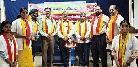 ಜಿಲ್ಲಾ ಕನ್ನಡ ಸಾಹಿತ್ಯ ಪರಿಷತ್ತಿನ ವತಿಯಿಂದ ಕಾರ್ಯಾಲಯದಲ್ಲಿ ಸಂಸ್ಥಾಪನಾ ದಿನಾಚರಣೆ ಜರುಗಿತು. ಕಸಾಪ ಅಧ್ಯ ವಿವೇಕಾನಂದಗೌಡ ಪಾಟೀಲ, ಸಂತೋಷ ಬೆಳವಡಿ, ಎಸ್​.ಎಸ್​.ಪಟ್ಟಣಶೆಟ್ಟರ, ಬಸವರಾಜ ಧಾರವಾಡ ಇತರರು ಇದ್ದರು. 