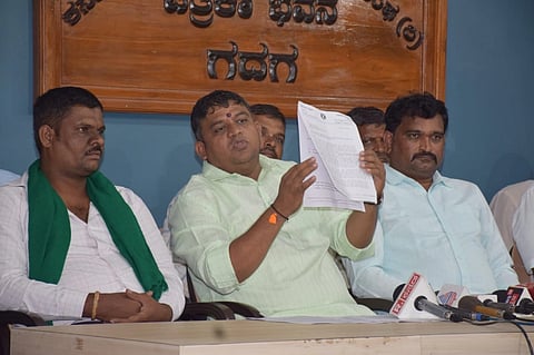 ಶಿರಹಟ್ಟಿ ಮತಕ್ಷೇತ್ರದಲ್ಲಿ ಪಕ್ಷ ವಿರೋಧಿ ಚಟುವಟಿಕೆ ಮಾಡಿದವರ ಸಾಕ್ಷ$್ಯ ಬಿಡುಗಡೆ ಮಾಡುವ ಕುರಿತು ರವಿಕಾಂತ ಅಂಗಡಿ ಸುದ್ದಿಗೋಷ್ಟಿ ನಡೆಸಿದರು. ಮಂಜುನಾಥ ಮಾಗಡಿ, ಹೊನ್ನಪ್ಪ ವಡ್ಡರ, ಚಂದ್ರು ಮಾಗಡಿ, ಶಿವಾನಂದ ಬನ್ನಿಮಟ್ಟಿ, ಮುತ್ತು ನಿರಲಗಿ, ಬಸವರಾಜ ಜಾಲಗಾರ, ಮಂಜುನಾಥ ದೊಡ್ಡಗೌಡರ, ಮಂಜನಗೌಡ ನರಸಮ್ಮನ್ನವರ, ಪರಶುರಾಮ ಚವ್ಹಾಣ ಇದ್ದರು. 