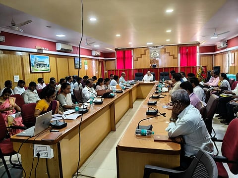 ಗದಗ ಜಿಲ್ಲಾಡಳಿ ಕಚೇರಿಯಲ್ಲಿ ಜರುಗಿದ ಟಾಸ್ಕೋರ್ಸ ಸಭೆಯಲ್ಲಿ ಮೆಕ್ಕೆಜೊಳ ಖರೀದಿ ಮತ್ತು ಮೊತ್ತ ಪಾವತಿ ಬಗ್ಗೆ ಚರ್ಚೆ ಜರುಗಿತು. ಸಿ.ಎನ್​. ಶ್ರೀಧರ, ಸುಧಾ ಬಂಡಿ ಸೇರಿದಂತೆ ಕೃಷಿ ಮತ್ತು ತೋಟಗಾರಿಕೆ ಇಲಾಖೆ ಅಧಿಕಾರಿಗಳು ಇದ್ದರು. 