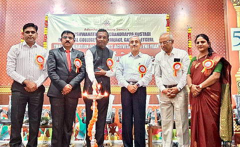    ನಗರದ ಆದರ್ಶ ಶಿಕ್ಷಣ ಸಂಸ್ಥೆಯಲ್ಲಿ ಏರ್ಪಡಿಸಿದ್ದ ಸಾಂಸತಿಕ ಹಾಗೂ ಕ್ರೀಡಾ ಚಟುವಟಿಕೆಗಳ ಕಾರ್ಯಕ್ರಮವನ್ನು ಸೋಮಲಿಂಗ ಗೆನ್ನೂರು ಉದ್ಘಾಟಿಸಿದರು. ಎ. ಡಿ. ಗೊಡಖಿಂಡಿ, ಡಾ. ಎಸ್​. ಡಿ. ಬಂಡಾರ್ಕರ, ಎಸ್​. ವಿ. ಬಾಗಮಾರ ಇತರರು ಇದ್ದರು.