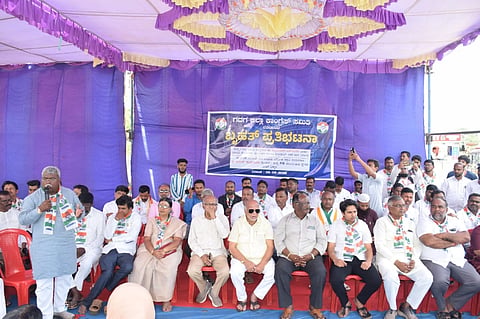 ರಾಹುಲ್​ ಗಾಂಧಿ ಮೇಲೆ FIR​ ಖಂಡಿಸಿ ಕಾಂಗ್ರೆಸ್​ ಮುಖಂಡರು ನಗರದಲ್ಲಿ ಪ್ರತಿಭಟನೆ ನಡೆಸಿದರು. ಕೃಷ್ಣಗೌಡ ಪಾಟೀಲ, ನೀಲಮ್ಮ ಬೊಳನವರ, ಉಮರ್​ ಫಾರೂಕ್​ ಹುಬ್ಬಳ್ಳಿ, ಮಹ್ಮದ ಶಾಲಗಾರ, ಸುಜಾತಾ ದೊಡ್ಡಮನಿ, ಬಸವರಾಜ ಸುಂಕಾಪೂರ ಹಲವರು ಇದ್ದರು.  