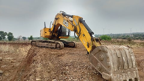 ಲಕ್ಕುಂಡಿ ಗ್ರಾಮದ ವ್ಯಾಪ್ತಿಯಲ್ಲಿ ನಡೆಯುತ್ತಿರುವ ಮಣ್ಣು ಗಣಿಗಾರಿಕೆ.
