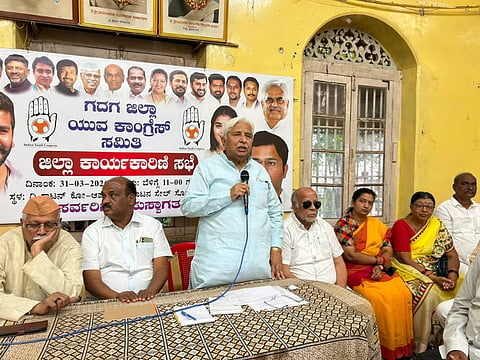 ಗದಗ ಜಿಲ್ಲಾ ಕಾಂಗ್ರೆಸ್​ ಕಚೇರಿಯಲ್ಲಿ ಏರ್ಪಡಿಸಿದ್ದ ಕರ್ಯಕ್ರಮದಲ್ಲಿ ಎಚ್​.ಕೆ. ಪಾಟೀಲ ಮಾತನಾಡಿದರು. ಬಸವರಾಜ ಕಡೇಮನಿ, ನೀಲಮ್ಮ ಬೋಳನವರ, ಕೃಷ್ಣಾ ಪರಾಪೂರ, ಶ್ರೀನಿವಾಸ ಹುಯಿಲಗೋಳ ಇತರರು ಇದ್ದರು. 