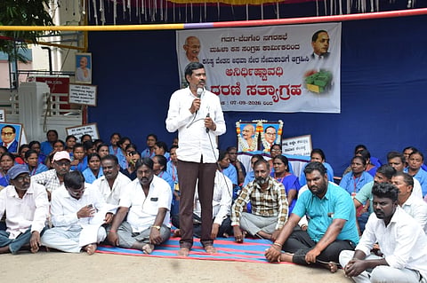 ನಗರಸಭೆ ಮಹಿಳಾ ಕಾಮಿರ್ಕರಿಗೆ ಕನಿಷ್ಠವೇತನ ಮತ್ತು ನೇರನೇಮಾಕತಿ ಮಾಡಿಕೊಳ್ಳಬೇಕು ಎಂದು ಆಗ್ರಹಿಸಿ ನಡೆಯುತ್ತಿರುವ ಪ್ರತಿಭಟನೆಯಲ್ಲಿ ಕೃಷ್ಣ ಪರಾಪೂರೆ ಮಾತನಾಡಿದರು. ವಾಸು ಹುನಗುಂದ, ಗೋವಿಂದ ಬಳ್ಳಾರಿ ಹಲವರು ಇದ್ದರು.