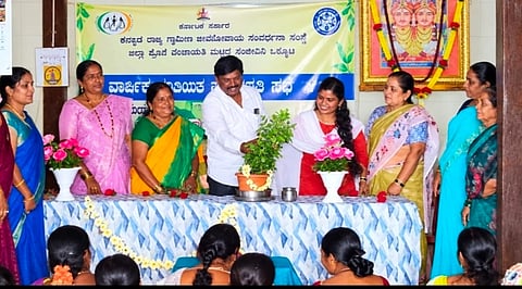 ಗದಗ ತಾಲೂಕಿನ ಬೆಳದಡಿ ಗ್ರಾಮದಲ್ಲಿ ನಡೆದ ಸಂಜೀವಿನಿ ಮಹಿಳಾ ಒಕ್ಕೂಟದ ವಾಷಿರ್ಕ ಮಹಾ ಮಂಡಳಿ ಸಭೆ ಹಾಗೂ ಮಹಾ ಸಮ್ಮೇಳನವನ್ನು ಎಸ್​. ಬಿ ಸತ್ಯಣ್ಣವರ ಉದ್ಘಾಟಿಸಿದರು.  ಶಿಲ್ಪಾ ಬಾರಕೇರ, ಯಮುನಾ ತುಳಸಿಮನಿ ಗ್ರಾಮ ಪಂಚಾಯಿತಿ ಸಂಜೀವಿನಿ ಒಕ್ಕೂಟದ ಪದಾಧಿಕಾರಿಗಳು, ಸ್ವಸಹಾಯ ಸಂಗಳ ಸದಸ್ಯರು ಇದ್ದರು.