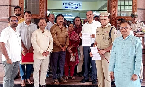  ಪ್ಲಾಸ್ಟಿಕ್​ ಧ್ವಜ ನಿಷೇಧಿಸುವಂತೆ ಹಿಂದು ಜನಜಾಗೃತಿ ಸಮಿತಿ ಸದಸ್ಯರು ಜಿಲ್ಲಾ ಪೊಲೀಸ್​ ವರಿಷ್ಠಾಧಿಕಾರಿ ರೋಹನ್​ ಜಗದೀಶ ಅವರಿಗೆ ಮನವಿ ಸಲ್ಲಿಸಿದರು. ಭೀಮರಾಜ ದೊಡ್ಡಮನಿ, ಡಾ. ರವೀಂದ್ರ ನಂದಿ, ಪ್ರವಿಣ ಬೆನ್ನೂರ ಇತರರು ಇದ್ದರು.
