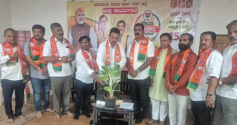  ಗದಗ ಜಿಲ್ಲಾ ಬಿಜೆಪಿ ಕಚೇರಿಯಲ್ಲಿ ಏರ್ಪಡಿಸಿದ್ದ ಸೇವಾ ಸಂಕಲ್ಪ ಕಾರ್ಯಕ್ರಮವನ್ನು ಸಿ.ಸಿ. ಪಾಟೀಲ ಉದ್ಘಾಟಿಸಿದರು. ರಾಜು ಕುರಡಗಿ, ಎಸ್​. ವಿ. ಸಂಕನೂರು, ಚಂದ್ರು ಲಮಾಣಿ ಇತರರು ಇದ್ದರು.