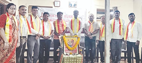ಹುಲಸೂರು ತಾಲೂಕಿನ ಬೇಲೂರದಲ್ಲಿ ಗುರುವಾರ ಸಂಜೆ ಏರ್ಪಡಿಸಿದ್ದ ಕಸಾಪ ಸಂಸ್ಥಾಪನಾ ದಿನ ಕಾರ್ಯಕ್ರಮದಲ್ಲಿ ತಾಲೂಕು ಅಧ್ಯ ನಾಗರಾಜ ಹಾವಣ್ಣ, ಸರ್ಕಾರಿ ನೌಕರರ ಸಂದ ರಾಜ್ಯ ಪ್ರತಿನಿಧಿ ಭೀಮಾಶಂಕರ ಆದೇಪ್ಪ, ರಾಜಕುಮಾರ ಮೇಹಕರೆ, ರೇವಣಸಿದ್ದ ಪಾಟೀಲ್​ ಇತರರಿದ್ದರು