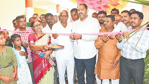 ದಸ್ತಪುರ ಗ್ರಾಮದಲ್ಲಿ ಸರ್ಕಾರಿ ಶಾಲೆ ಆರು ಕೋಣೆಗಳನ್ನು ಶಾಸಕ ಬಸವರಾಜ ಮತ್ತಿಮಡು ಸೋಮವಾರ ಉದ್ಘಾಟಿಸಿದರು. ತಹಸೀಲ್ದಾರ್​ ಮಹಮ್ಮದ್​ ಮೊಹಸಿನ್​, ತಾಪಂ ಇಒ ರಮೇಶ ಪಾಟೀಲ್​, ಬಿಇಒ ಸೋಮಶೇಖರ ಹಂಚಿನಾಳ, ಶಾಂತವೀರ ಪಾಟೀಲ್​, ಪ್ರವಿಣ್​ ಮುಚ್ಚಟ್ಟಿ, ಮಲ್ಲಿಕಾರ್ಜುನ ಮರತೂರಕರ್​, ಅನಿತಾ ರಾಠೋಡ್​ ಇತರರಿದ್ದರು.