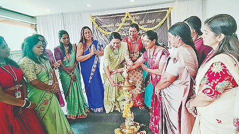  ಕುಶಾಲನಗರದ ಖಾಸಗಿ ಹೋಟೆಲ್ ಸಭಾಂಗಣದಲ್ಲಿ ಬುಧವಾರ ಆಯೋಜಿಸಿದ್ದ ಕುಶಾಲನಗರ ತಾಲೂಕು ಸೌಂದರ್ಯವರ್ಧಕರ ವಾರ್ಷಿಕೋತ್ಸವ ಮತ್ತು ಮಹಾಸಭೆಯನ್ನು ಜಿಲ್ಲಾ ಪಂಚಾಯಿತಿ ಮಾಜಿ ಅಧ್ಯಕ್ಷೆ ಕೆ.ಪಿ. ಚಂದ್ರಕಲಾ ಉದ್ಘಾಟಿಸಿದರು. ಶಾಂತಾ ಶ್ರೀಪತಿ, ಜೆ .ಫಿಲೋಮಿನಾ, ವನಿತಾ ಚಂದ್ರಮೋಹನ್, ಡೆಸಿಲ್ಲಾ ಇತರರು ಇದ್ದರು. 