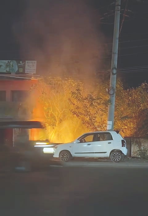 ಜನನಿಬಿಡ ಕೂಡಿಗೆ ರಸ್ತೆಯ ಖಾಲಿ ಜಾಗದಲ್ಲಿ ರಾತ್ರಿ ಕಂಡು ಬಂದ ಬೆಂಕಿ ಜ್ವಾಲೆ.