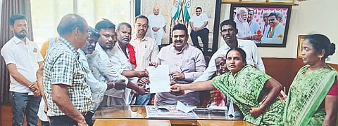 ಕುಷ್ಟಗಿ ಶಾಸಕ ದೊಡ್ಡನಗೌಡ ಪಾಟೀಲ್‌ಗೆ ಕರ್ನಾಟಕ ರೈತ ಸಂಘದ ತಾಲೂಕು ಸಮಿತಿಯಿಂದ ಮನವಿ ಸಲ್ಲಿಸಲಾಯಿತು. ತಾಲೂಕು ಅಧ್ಯಕ್ಷ ದೇವಪ್ಪ ಕಂಬಳಿ, ಕಾರ್ಯದರ್ಶಿ ಶರಣಪ್ಪ ಸಿದ್ದಾಪೂರ, ಜಿಲ್ಲಾ ಕಾರ್ಯಾಧ್ಯಕ್ಷ ಮಲ್ಲೇಶಗೌಡ ಕನ್ನೆರಡು, ತಾಲೂಕು ಅಧ್ಯಕ್ಷ ನಿರುಪಾದಿ ಬುನ್ನಟ್ಟಿ , ಸದಸ್ಯರಾದ ಶ್ಯಾಮೀದಸಾಬ್ ತಾವರಗೇರಾ, ದ್ಯಾಮಮ್ಮ, ರಗಡಪ್ಪ ಮೆಣೇದಾಳ ಇತರರಿದ್ದರು.