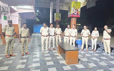 ಕೂಡ್ಲಿಗಿಯಲ್ಲಿ ಇತ್ತೀಚಿಗೆ ಮುಸುಕುಧಾರಿಗಳ ಚಲನವಲನ ಕಂಡುಬಂದ ಹಿನ್ನೆಲೆಯಲ್ಲಿ ಡಿವೈಎಸ್ಪಿ ಮಲ್ಲೇಶ ದೊಡ್ಡಮನಿ ನೇತೃತ್ವದಲ್ಲಿ ಪೊಲೀಸ್ ಅಧಿಕಾರಿಗಳು ಭಾನುವಾರ ರಾತ್ರಿ ಗಸ್ತು ತಿರುಗಿದರು.