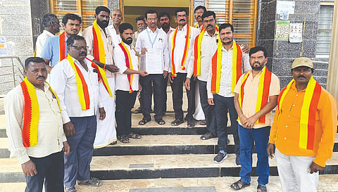 ಗುಡೇಕೋಟೆ ಗ್ರಾಮವನ್ನು ಪ್ರವಾಸಿ ತಾಣವನ್ನಾಗಿಸಿ ಅಭಿವೃದ್ಧಿ ಪಡಿಸಲು ಆಗ್ರಹಿಸಿ ಶಿರಸ್ತೇದಾರ್ ಎಸ್.ಚಂದ್ರಶೇಖರಗೆ ಕರವೇ ಹೋಬಳಿ ಘಟಕದಿಂದ ಮನವಿ ಸಲ್ಲಿಸಲಾಯಿತು.