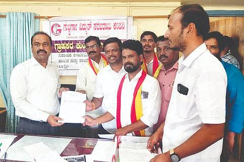 ಗುಡೇಕೋಟೆಗೆ ಪ್ರತ್ಯೇಕ ವಿದ್ಯುತ್ ಮಾರ್ಗ ಮಂಜೂರಿಗೆ ಒತ್ತಾಯಿಸಿ ಕರವೇ ಗ್ರಾಮ ಘಟಕದ ಪದಾಧಿಕಾರಿಗಳು ಕೂಡ್ಲಿಗಿಯಲ್ಲಿ ಬಳ್ಳಾರಿ ವಿಭಾಗೀಯ ಜೆಸ್ಕಾಂ ಅಧೀಕ್ಷಕ ಅಭಿಯಂತರ ತೇಜಾನಾಯ್ಕಗೆ ಮನವಿ ಸಲ್ಲಿಸಿದರು. ಕರವೇ ಗ್ರಾಮ ಘಟಕ ಅಧ್ಯಕ್ಷ ಜೆ. ಶಿವಕುಮಾರ್, ಕೂಡ್ಲಿಗಿ ಕರವೇ ತಾಲೂಕು ಅಧ್ಯಕ್ಷ ಕಾಟೇರ ಹಾಲೇಶ, ಮಡಿವಾಳ ನಾಗರಾಜ, ಕೆ.ಸಿ.ತಿಪ್ಪೇಸ್ವಾಮಿ, ಲಾರಿ ತಿಪ್ಪೇಶ್, ಹುಲಿರಾಜ ಎಂ, ಗೋವಿಂದಪ್ಪ ಇದ್ದರು.