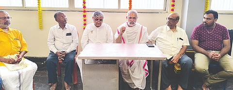 ಕೂಡ್ಲಿಗಿಯಲ್ಲಿ ರಾಯರ ಮಠ ನಿರ್ಮಾಣದ ಪೂರ್ವಭಾವಿ ಸಭೆಯಲ್ಲಿ ಹುಬ್ಬಳ್ಳಿ ಮಠದ ಮೇಲ್ವಿಚಾರಕ ಜೋಯೀಸ್ ಹುಲಿರಾಜ ಆಚಾರ್ ಮಾತನಾಡಿದರು. ಮಠ ನಿರ್ಮಾಣ ಸಮಿತಿ ಅಧ್ಯಕ್ಷ ಬಿ.ಆರ್.ಶ್ರೀನಿವಾಸ ಶೆಟ್ಟಿ, ಬಿ. ಮಣಿಕಂಠ ಶೆಟ್ಟಿ, ಬಿ.ಎಸ್.ಆನಂದ ಬಾಬು, ಎಸ್.ವಿರೂಪಾಕ್ಷ ಮೂರ್ತಿ, ಜೋಯಿಸ್ ಹಯವದನಚಾರ್ ಇದ್ದರು.