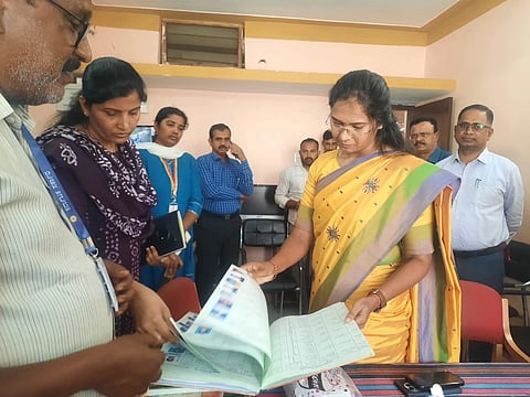 ಮದ್ದೂರು ತಾಲೂಕಿನ ಸೋಮನಹಳ್ಳಿಯಲ್ಲಿರುವ ಹಿಂದುಳಿದ ವರ್ಗಗಳ ಕಲ್ಯಾಣ ಇಲಾಖೆಯ ಬಾಲಕರ  ವಿದ್ಯಾರ್ಥಿ ನಿಲಯಕ್ಕೆ ಮುಖ್ಯ ಕಾರ್ಯನಿರ್ವಾಹಕ ಅಧಿಕಾರಿ ಕೆ.ಆರ್.ನಂದಿನಿ ದಿಢೀರ್ ಭೇಟಿ ನೀಡಿ ಪರಿಶೀಲಿಸಿದರು. ಮಂಜುಳಾ, ಲೋಕೇಶ್, ರವಿಕುಮಾರ್, ರಾಜೇಶ್ವರಿ, ರಾಮಲಿಂಗಯ್ಯ, ಧನಂಜಯ ಇದ್ದರು.
