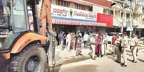 ಮದ್ದೂರು ನಗರದ ಪೇಟೆ ಬೀದಿಯಲ್ಲಿ ಅಧಿಕಾರಿಗಳು ಹಾಗೂ ಪೋಲಿಸ್ ಬಂದೋಬಸ್ತ್‌ನಲ್ಲಿ ಫುಟ್‌ಪಾತ್ ಒತ್ತುವರಿಯನ್ನು  ತೆರವು ಮಾಡಲಾಯಿತು.