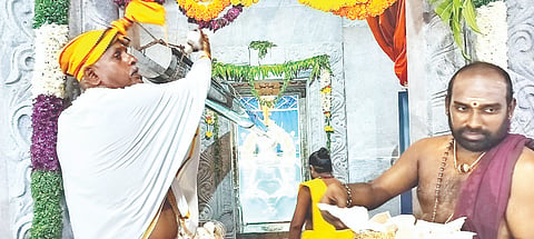 ಮಾದನಾಯಕನಹಳ್ಳಿ ಗ್ರಾಮದಲ್ಲಿ ಜೀರ್ಣೋದ್ಧಾರಗೊಂಡಿರುವ ಪುರಾಣ ಪ್ರಸಿದ್ಧ ಶ್ರೀ ಸಿದ್ದರಾಮೇಶ್ವರ ದೇವಾಲಯದ ಮೊದಲನೇ ವರ್ಷದ ವಾರ್ಷಿಕೋತ್ಸವ ಅಂಗವಾಗಿ ಟ್ರಸ್ಟ್ ಅಧ್ಯಕ್ಷ ಮಾದನಾಯಕನಹಳ್ಳಿ ರಾಜಣ್ಣ ಅವರು ದೇವರಿಗೆ 1008 ಶಂಖಾಭಿಷೇಕ ನೆರವೇರಿಸಿದರು.