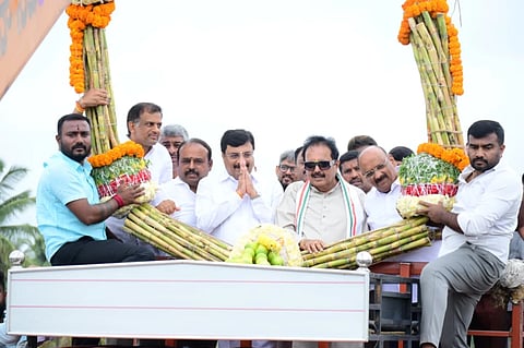 ನೂತನ ಸಚಿವರಾಗಿ ಜಿಲ್ಲೆಗೆ ಮೊದಲ ಬಾರಿಗೆ ಆಗಮಿಸಿದ ಎನ್.ಚಲುವರಾಯಸ್ವಾಮಿ ಹಾಗೂ ಪಿ.ಎಂ.ನರೇಂದ್ರಸ್ವಾಮಿ ಅವರನ್ನು ಶಾಸಕ ಕೆ.ಎಂ.ಉದಯ್ ಅವರ ನೇತೃತ್ವದಲ್ಲಿ ನಿಡಘಟ್ಟದಲ್ಲಿ ಕ್ರೇನ್‌ನಲ್ಲಿ ಭಾರಿ ಗಾತ್ರದ ಕಬ್ಬಿನ ಹಾರ ಹಾಕುವ ಮೂಲಕ ಅದ್ದೂರಿಯಾಗಿ ಸ್ವಾಗತಿಸಲಾಯಿತು. ದಿನೇಶ್‌ಗೂಳಿಗೌಡ, ಶಿವಣ್ಣ, ಚಲುವರಾಜು, ಹರೀಶ್‌ಬಾಬು, ಕೆ.ಆರ್.ಮಹೇಶ್ ಸೇರಿದಂತೆ ಇತರರು ಇದ್ದರು. 