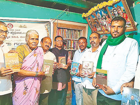 ಮದ್ದೂರು ತಾಲೂಕಿನ ಗಡಿ ಗ್ರಾಮವಾದ ಯಡವನಹಳ್ಳಿಯ ರೈತ ಕವಿ ಕ್ರಾಂತಿಸಿಂಹ ಮನೆಯಲ್ಲಿ ಆರಂಭಿಸಿರುವ ಗ್ರಂಥಾಲಯವನ್ನು ಕನ್ನಡ ಪುಸ್ತಕ ಪ್ರಾಧಿಕಾರದ ಅಧ್ಯಕ್ಷ ಡಾ.ಮಾನಸ ಉದ್ಘಾಟಿಸಿದರು. ಸಿ.ಎಂ.ಕ್ರಾಂತಿಸಿಂಹ, ಚಿಕ್ಕಸ್ವಾಮಿ, ಕುಮಾರ್‌ಕೊಪ್ಪ, ಚಂದ್ರಶೇಖರ್, ಚನ್ನಮ್ಮಚನ್ನೇಗೌಡ ಇದ್ದರು.