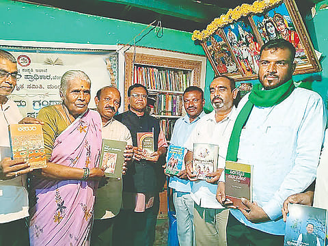 ಮದ್ದೂರು ತಾಲೂಕಿನ ಗಡಿ ಗ್ರಾಮವಾದ ಯಡವನಹಳ್ಳಿಯ ರೈತ ಕವಿ ಕ್ರಾಂತಿಸಿಂಹ ಮನೆಯಲ್ಲಿ ಆರಂಭಿಸಿರುವ ಗ್ರಂಥಾಲಯವನ್ನು ಕನ್ನಡ ಪುಸ್ತಕ ಪ್ರಾಧಿಕಾರದ ಅಧ್ಯಕ್ಷ ಡಾ.ಮಾನಸ ಉದ್ಘಾಟಿಸಿದರು. ಸಿ.ಎಂ.ಕ್ರಾಂತಿಸಿಂಹ, ಚಿಕ್ಕಸ್ವಾಮಿ, ಕುಮಾರ್‌ಕೊಪ್ಪ, ಚಂದ್ರಶೇಖರ್, ಚನ್ನಮ್ಮಚನ್ನೇಗೌಡ ಇದ್ದರು.