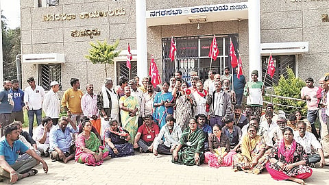 ಮದ್ದೂರು ನಗರಸಭಾ ಕಚೇರಿ ಮುಂದೆ ಜಿಲ್ಲಾ ಬೀದಿ ವ್ಯಾಪಾರಸ್ಥರ ಸಂಘದಿಂದ ಪ್ರತಿಭಟನೆ ನಡೆಯಿತು. ಸಿ.ಕುಮಾರಿ, ಪ್ರದೀಪ್, ಚಂದ್ರು, ಜಯರಾಮು, ಮಕ್ಬಲ್ ಪಾಷ, ರೂಪಾ, ಶಿವಕುಮಾರ್, ಶಿವಚನ್ನಪ್ಪ, ಮಹಾಲಕ್ಷ್ಮೀ, ಮಹೇಂದ್ರ ಇದ್ದರು. 