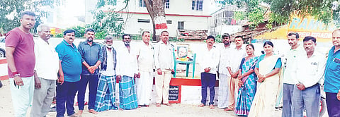 ಮದ್ದೂರು ನಗರದ ಶ್ರೀ ನರಸಿಂಹ ಸ್ವಾಮಿ ದೇವಸ್ಥಾನದ ಆವರಣದಲ್ಲಿ ಅಹಿಂದ ಸಂರಕ್ಷಣಾ ವೇದಿಕೆಯ ವತಿಯಿಂದ ಡಿ.ದೇವರಾಜು ಅರಸು ಪುಣ್ಯ ಸ್ಮರಣೆ ಕಾರ್ಯಕ್ರಮ ಹಮ್ಮಿಕೊಳ್ಳಲಾಗಿತ್ತು. ಎಲ್.ಸಂದೇಶ್, ಕೆ.ಟಿ.ಶಿವಕುಮಾರ್, ಪಿ.ಶಶಿಕುಮಾರ್, ದಾಕ್ಷಾಯಿಣಿ, ಚಿಕ್ಕಮ್ಮ, ರಾಚಯ್ಯ ಇದ್ದರು.