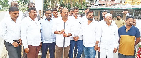 ಮದ್ದೂರು ನಗರದ ಸೋಮನಹಳ್ಳಿಯಿಂದ ರುದ್ರಾಕ್ಷಿಪುರ ಗ್ರಾಮದ ವರೆಗೆ ಬೀದಿದೀಪ ಆಳವಡಿಸುವ ಕಾಮಗಾರಿಗೆ ಶಾಸಕ ಕೆ.ಎಂ.ಉದಯ್ ಭೂಮಿ ಪೂಜೆ ನೆರವೇರಿಸಿದರು. ಎಂ.ಕೆ.ಹರೀಶ್‌ಬಾಬು, ಸುರೇಶ್ ಕಂಠಿ ಇತರರಿದ್ದರು. 