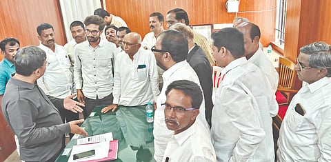 ಯಾದಗಿರಿಯಲ್ಲಿನ ಕೃಷಿ ಇಲಾಖೆಗೆ ಸೋಮವಾರ ಭೇಟಿ ನೀಡಿದ ಬಿಜೆಪಿ ಕಾರ್ಯಕಾರಿ ಸಮಿತಿ ಸದಸ್ಯ ಮಹೇಶರಡ್ಡಿ ಮುದ್ನಾಳ್​ ನೇತೃತ್ವದ ತಂಡ ಜಂಟಿ ನಿರ್ದೇಶಕ ರತೇಂದ್ರನಾಥ ಸೂಗೂರು ಅವರಿಗೆ ಮನವಿ ಸಲ್ಲಿಸಿ ಬೀಜ ಮತ್ತು ರಸಗೊಬ್ಬರ ವಿತರಣೆಯಲ್ಲಿ ರೈತರಿಗೆ ಆಗುತ್ತಿರುವ ತೊಂದರೆ ಬಗೆಹಿಸುವಂತೆಯೇ ಒತ್ತಾಯಿಸಿತು. ಶರಣಗೌಡ ಬಾಡಿಯಾಳ, ರಾಜಶೇಖರ ವಡಿಗೇರಾ, ಬಸರೆಡ್ಡಿಗೌಡ ಕುರಕುಂದಿ, ಬಸವರಾಜ ಸಾಹುಕಾರ, ರಾಜಶೇಖರ ಕಾಡಮಗೇರಿ ಇತರರಿದ್ದರು.