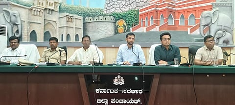 ರಾಯಚೂರಿನ ಜಿಲ್ಲಾ ಪಂಚಾಯತ್ ಸಭಾಂಗಣದಲ್ಲಿ ಗುರುವಾರ ಜಿಲ್ಲಾಧಿಕಾರಿ ನಿತೀಶ್ ಕೆ. ಅಧ್ಯಕ್ಷತೆಯಲ್ಲಿ  ರಾಯಚೂರು ಜಿಲ್ಲಾ ಉತ್ಸವದ ನಿಮಿತ್ತ ಸಾರ್ವಜನಿಕರೊಂದಿಗೆ ಮಾಹಿತಿ ಸಂಗ್ರಹ ಸಭೆ ನಡೆಯಿತು. ಮಹಾನಗರ ಪಾಲಿಕೆ ಆಯುಕ್ತ ಜುಬಿನ್ ಮೊಹಪಾತ್ರ, ಅಪರ ಜಿಲ್ಲಾಧಿಕಾರಿ ಶಿವಾನಂದ ಭಜಂತ್ರಿ, ಸಹಾಯಕ ಆಯುಕ್ತ ಹಂಪಣ್ಣ ಸಜ್ಜನ್ , ಹೆಚ್ಚುವರಿ ಪೊಲೀಸ್ ವರಿಷ್ಠಾಧಿಕಾರಿ ಕುಮಾರಸ್ವಾಮಿ, ತಹಶೀಲ್ದಾರ್‌ ಸುರೇಶ ವರ್ಮಾ ಇದ್ದರು.